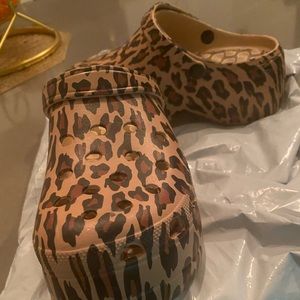 NWT leopard print clogs. Comes with charms.